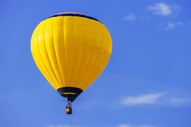 Yellow balloon in blue sky - Fotó, kép
