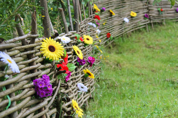 Староукраинский забор с декоративными цветами
 - Фото, изображение