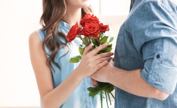 Hands of couple with beautiful bouquet - Foto, Bild