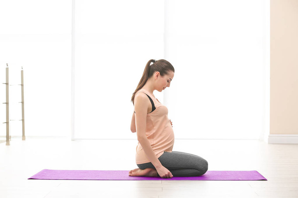 zwangere vrouw doen oefening - Foto, afbeelding