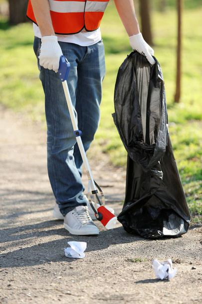 volunteer picking up litter  - Φωτογραφία, εικόνα