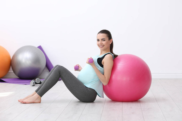 Mujer embarazada haciendo ejercicio
 - Foto, imagen