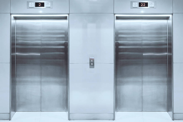 ascenseur moderne avec portes fermées dans le hall
 - Photo, image