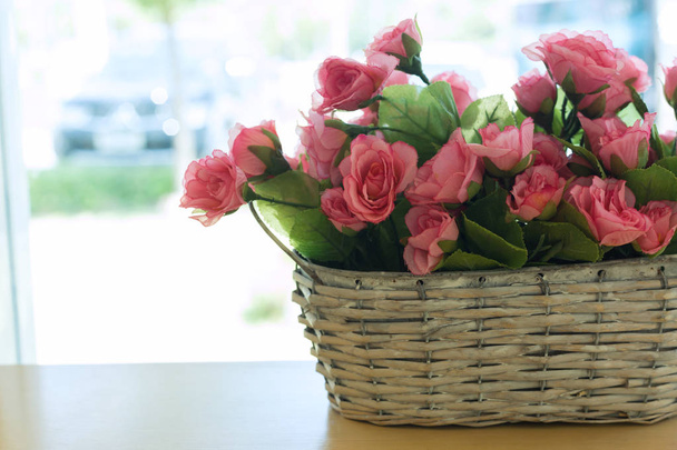 piękny bukiet róż różowy kwiat sztuczny w koszyku - Zdjęcie, obraz