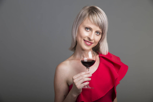 junge wunderschöne Brünette mit einem Glas Rotwein - Foto, Bild