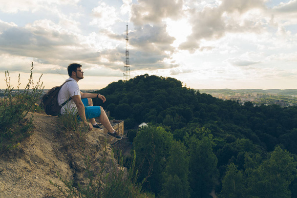 homem sentado no pico sozinho com suas mentes
 - Foto, Imagem