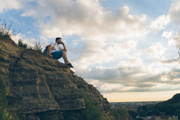 Onun kafasında ile yalnız tepe üzerinde oturan adam - Fotoğraf, Görsel