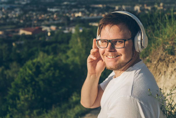 человек слушать музыку на вершине холма
 - Фото, изображение