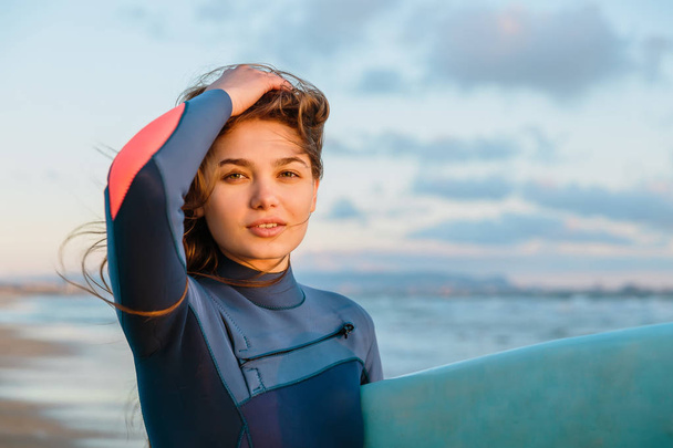  mulher com prancha de surf
  - Foto, Imagem