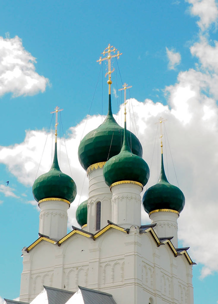 Gate kerk van Sint-Jan Evangelist in Rostov Veliki werd gebouwd in 1683. Monument voor geschiedenis en architectuur ziet er eleganter dan andere Kremlin-kerk. Rusland, Rostov Veliki. Augustus 26, 2015 - Foto, afbeelding