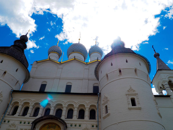 Die Torkirche des Hl. Johannes Evangelisten in Rostov veliky wurde 1683 erbaut. Das Denkmal der Geschichte und Architektur sieht eleganter aus als andere Kreml-Kirche. russland, rostov veliky. 26. August 2015 - Foto, Bild