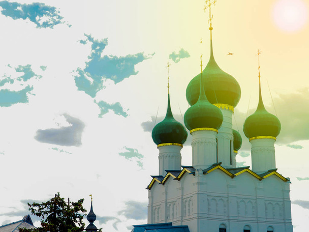 Die Torkirche des Hl. Johannes Evangelisten in Rostov veliky wurde 1683 erbaut. Das Denkmal der Geschichte und Architektur sieht eleganter aus als andere Kreml-Kirche. russland, rostov veliky. 26. August 2015 - Foto, Bild