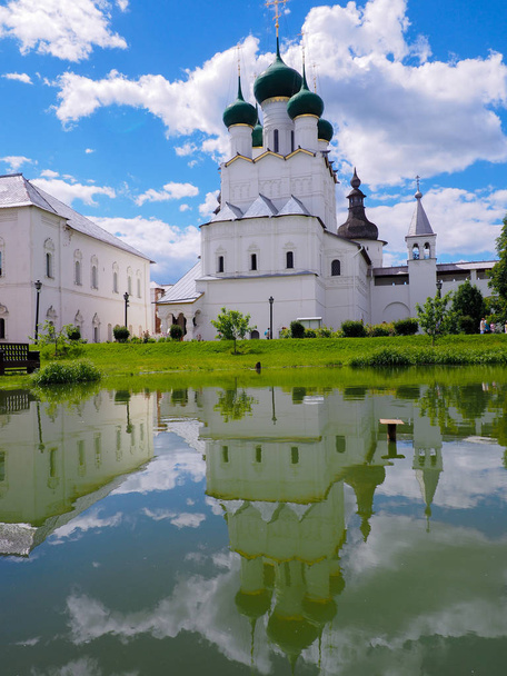 Reflection of church in pond in Rostov Kremlin, Yaroslavl region, Russia - Фото, изображение