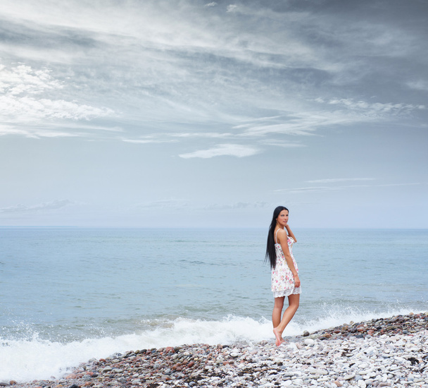 Young beautiful woman near the sea - Foto, Bild