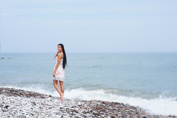Young beautiful woman near the sea - Foto, Imagen