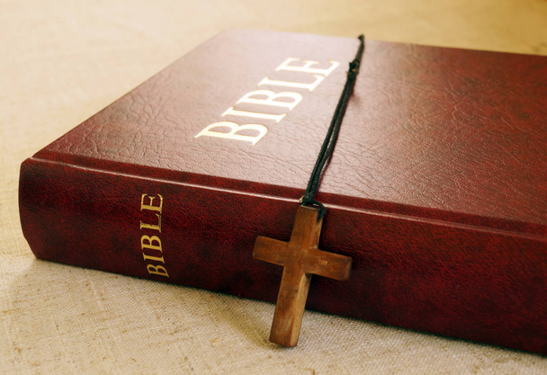 Rotes Bibelbuch und Holzkreuz - Foto, Bild