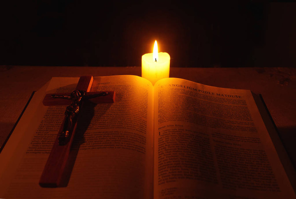 Spalania świecy, Biblię i krzyż na biurko - Zdjęcie, obraz
