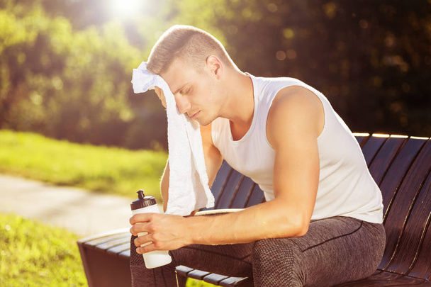 Tired man resting after exercise - Fotografie, Obrázek