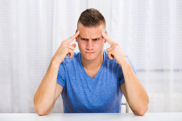 Muž trpící bolestí hlavy - Fotografie, Obrázek