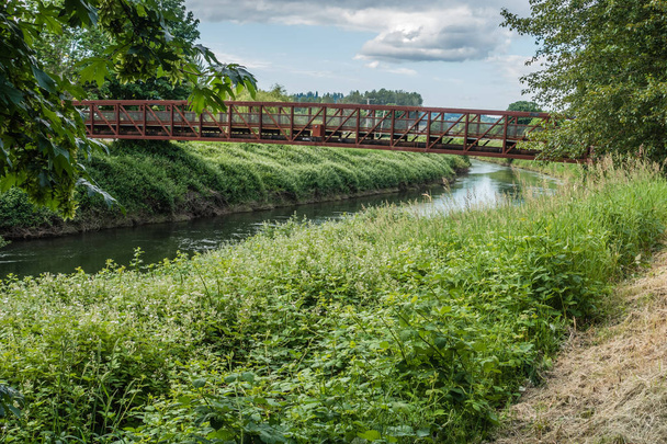 Brücke über den grünen Fluss 5 - Foto, Bild