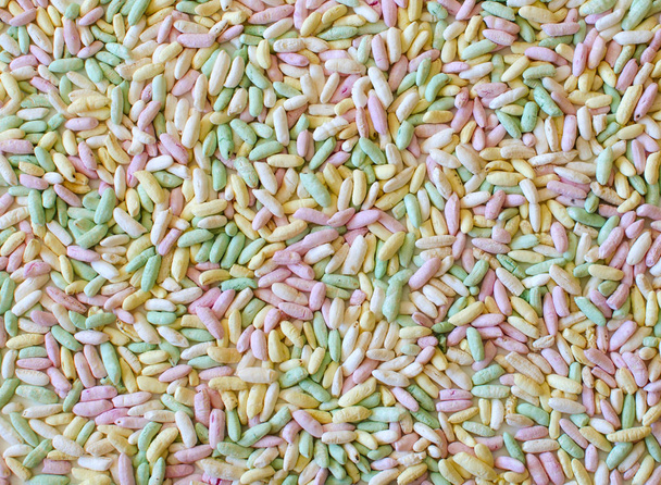 Fond texturé de riz soufflé doux et coloré avec des grains individuels
 - Photo, image