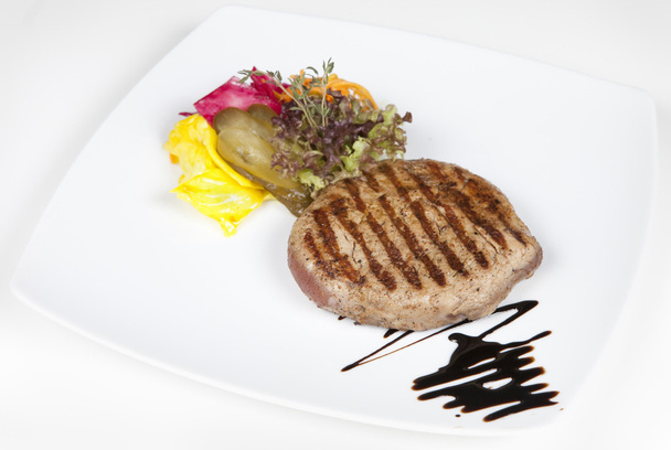 Steak de bœuf grillé avec salade et brin de romarin
 - Photo, image