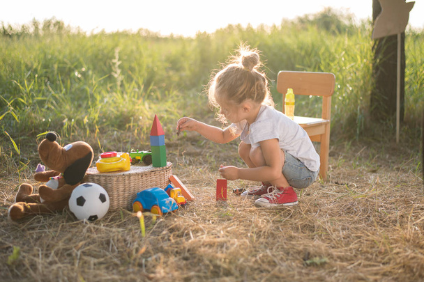 Pikkulapsi tyttö leikkii leluja
  - Valokuva, kuva