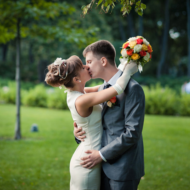 Casal beijando no dia do casamento
 - Foto, Imagem