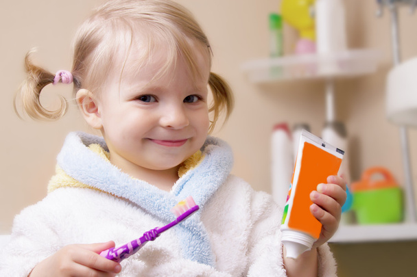 χαμογελαστό κορίτσι με οδοντόβουρτσα και σωλήνα - Φωτογραφία, εικόνα
