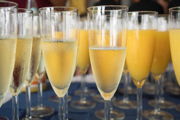 Copas de champán listas para servir
 - Foto, Imagen