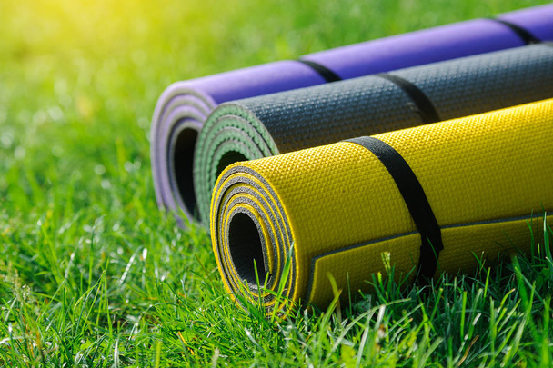 Гімнастичні килимки на траві
 - Фото, зображення