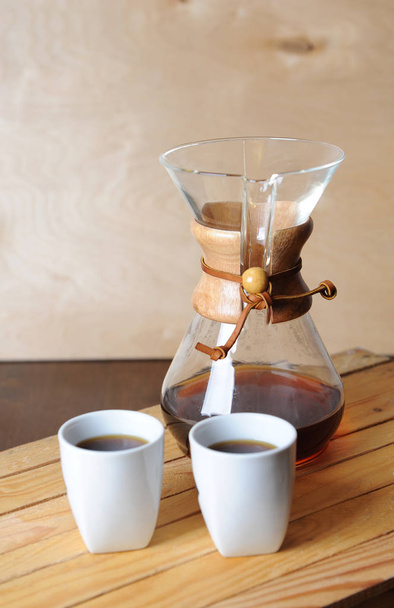 Альтернативне заварювання кави з фільтром. Рустикальний фон, білі чашки
 - Фото, зображення