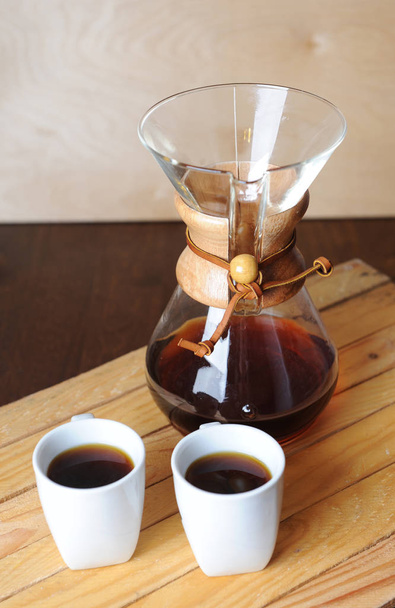 Alternez le brassage du café avec un filtre. Fond rustique, tasses blanches
 - Photo, image