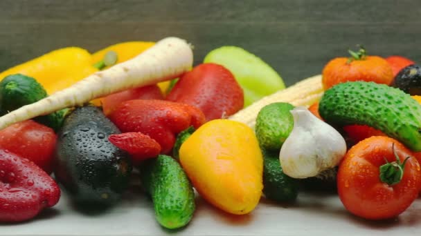 新鮮な有機野菜のトラッキング ショット  - 映像、動画