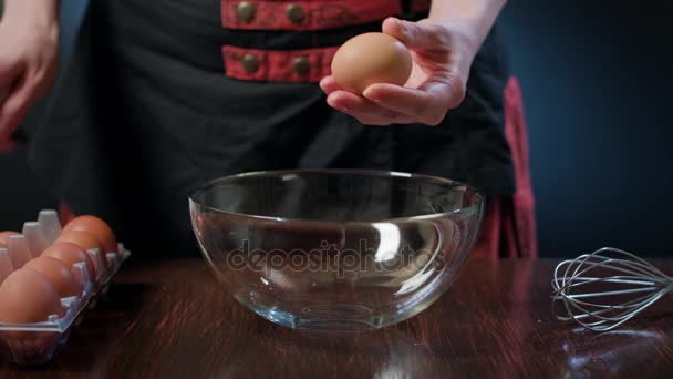 Female Hands Breaking an Egg - Video, Çekim