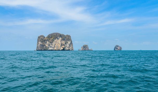 Вапняк гора скелі біля пляжу Ао Нанг у провінції Крабі, Таїланд - Фото, зображення