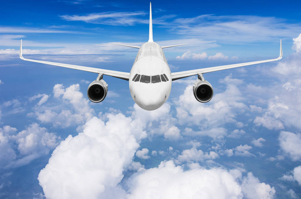 αεροπλάνο που πετάει πάνω από σύννεφα  - Φωτογραφία, εικόνα