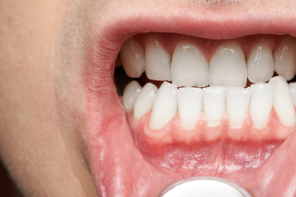 健康的な歯を持つ男口 - 写真・画像