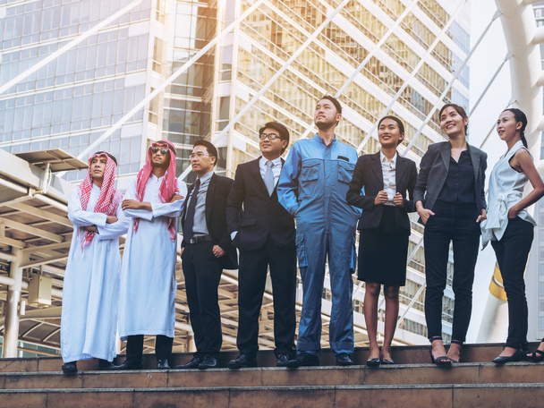 Grupo de empresarios multiculturales en fila
 - Foto, imagen