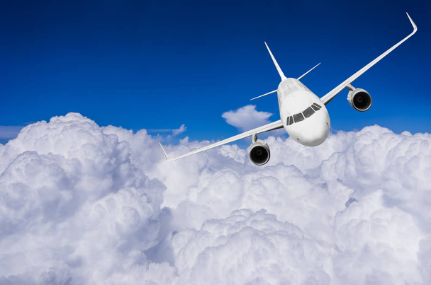 Bulutların üzerinde uçan uçak  - Fotoğraf, Görsel