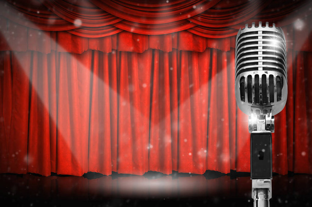 Ретро-микрофон над красным занавесом
  - Фото, изображение