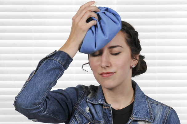 Женщина с головной болью - Фото, изображение