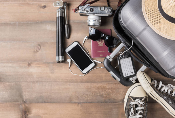 Ταξίδια κοστούμια αξεσουάρ. Διαβατήρια, αποσκευές, φωτογραφική μηχανή, sunglas - Φωτογραφία, εικόνα