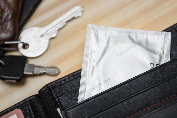 Prezerwatywy w portfel, koncepcja bezpiecznego seksu, męskiej antykoncepcji - Zdjęcie, obraz