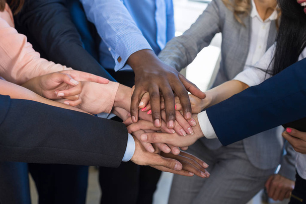 Stack Of Hands, concept de travail d'équipe, groupe de gens d'affaires joignant les bras dans la pile, équipe diversifiée de gens d'affaires travaillant ensemble
 - Photo, image