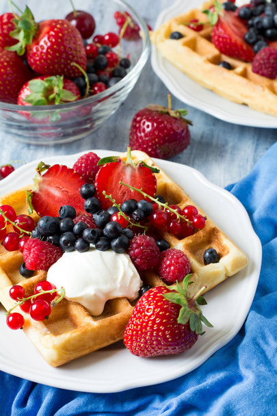 Healthy breakfast: Belgian waffles with sour cream, strawberry, raspberry, blueberry, cherry and red currant - Foto, Imagem