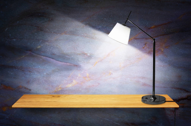 lampa na dřevěný regál  - Fotografie, Obrázek