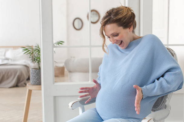 Šťastné těhotné ženy hledají vzrušení - Fotografie, Obrázek