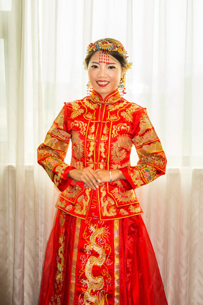 Κινεζική νύφη στο παραδοσιακό κόκκινο νυφικό - Φωτογραφία, εικόνα