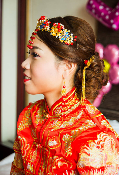 Novia china en vestido de novia rojo tradicional
 - Foto, imagen